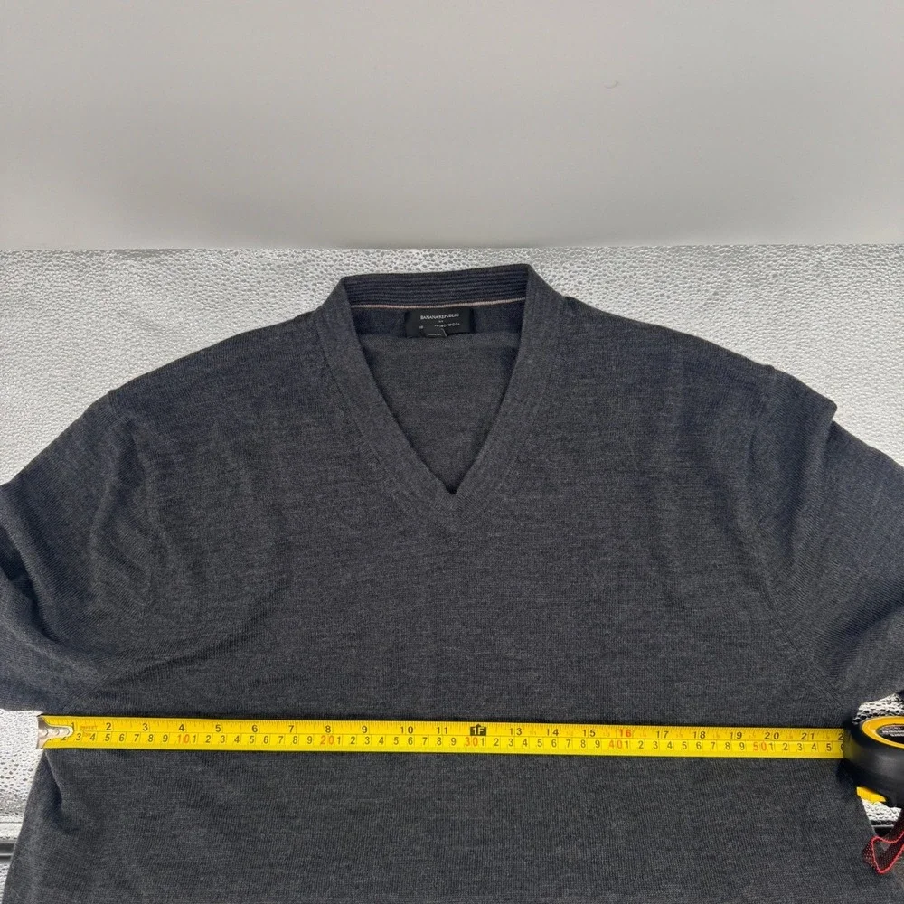 Merion Wool Banana Republic Men XL Charcoal Gray V-Neck Sweater Knit Top Classic